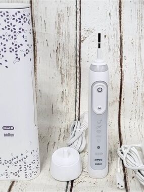 Oral-B Genius Toothbrush Handle with Case and Charger, Purple/White